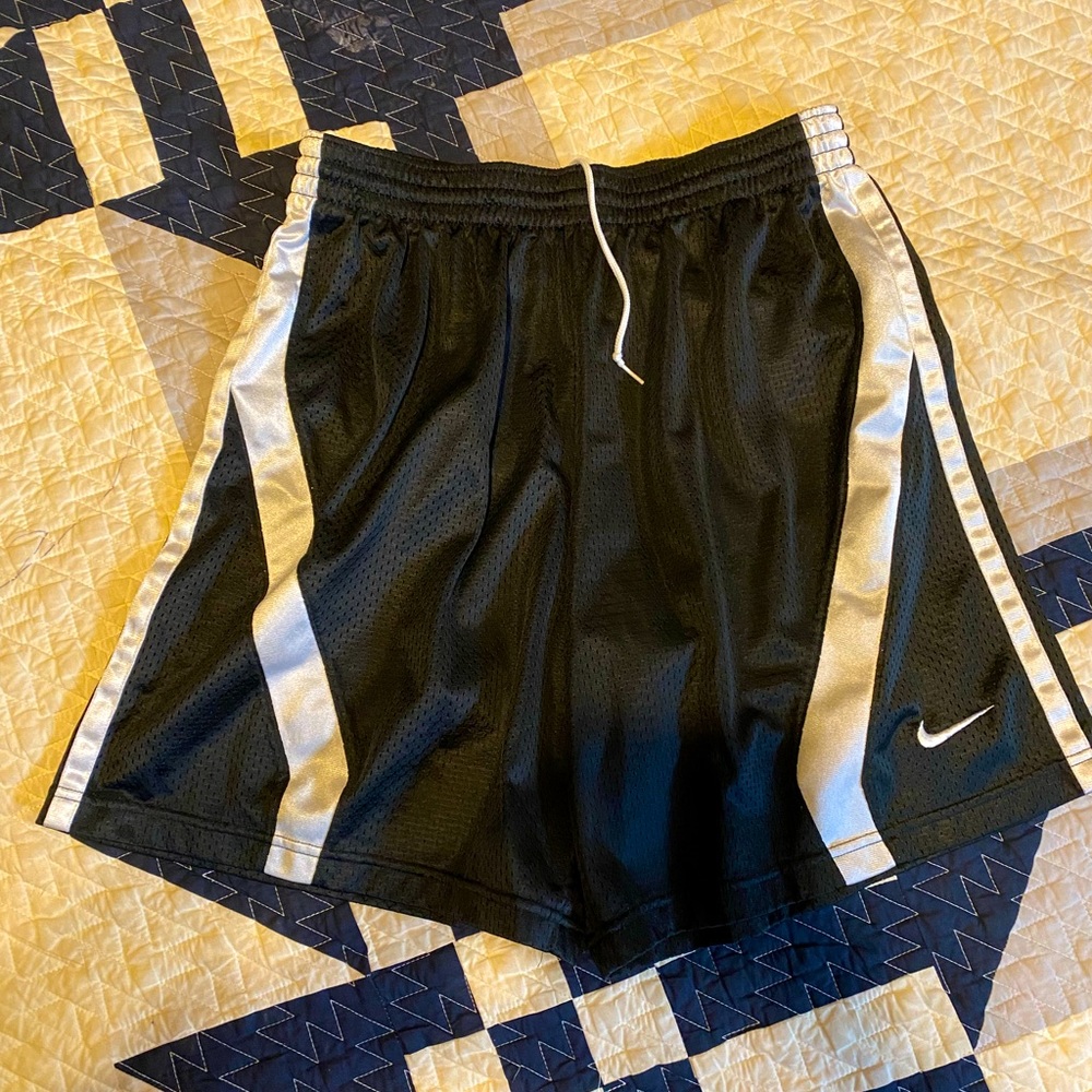 Nikes women’s basketball shorts large